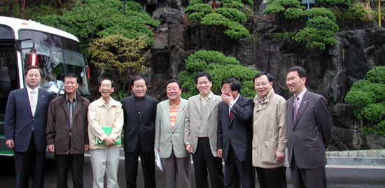 지난 4월  광주 북구를 찾아 5.18 묘역 등을 방문한 머슴골 회원들의 현장 견학 장면. 